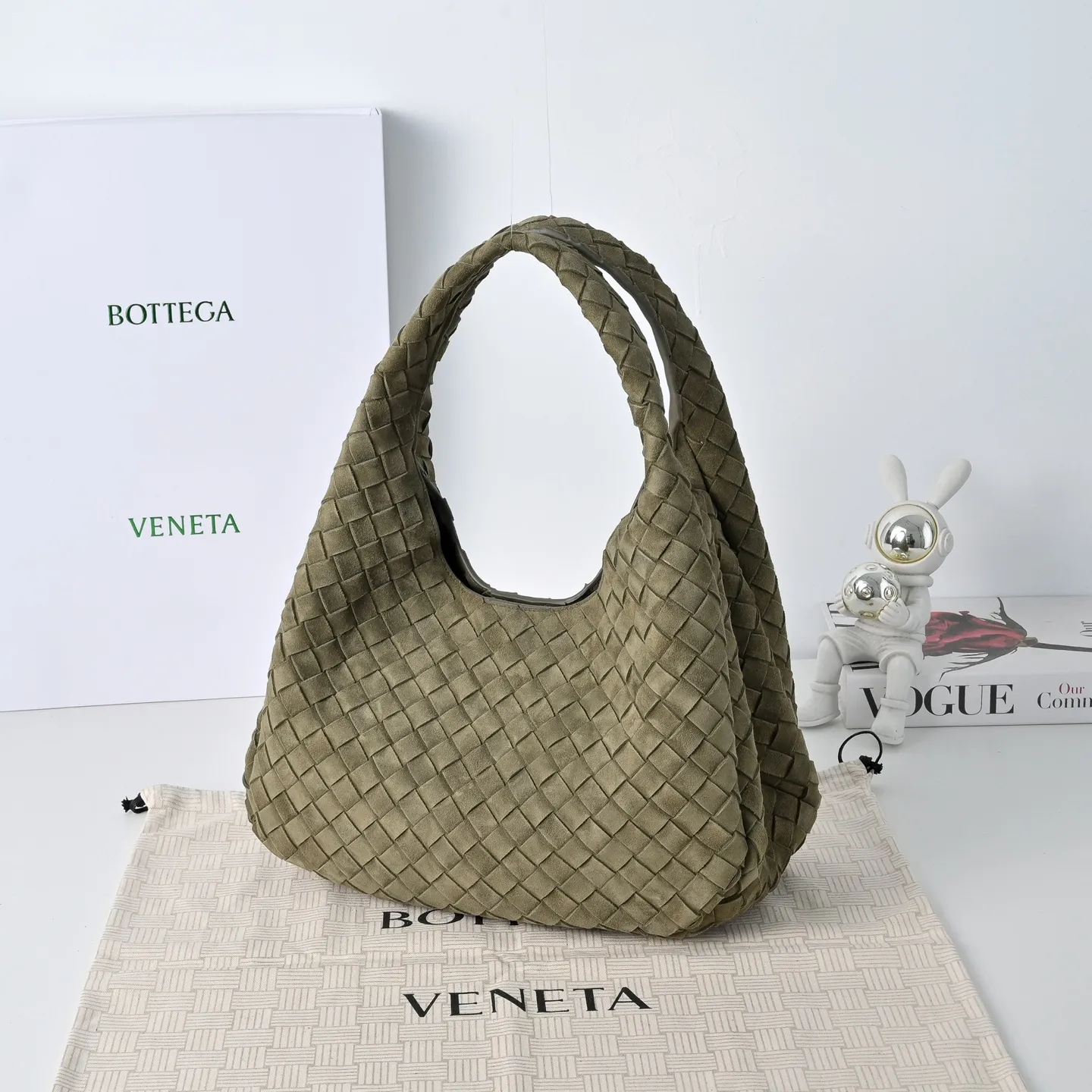 Batch 2160 BV new product suede Campana handbag The classic return of the Campana handbag is retro and charming ☄️Inspired by the classic collection of 2004🌟Each leather strip is made of two layers of Nappa lambskin🐏, showing the ultimate craftsmanship of full weaving inside and outside. The bag is super light, uses leather straps to open and close, and is equipped with a hidden magnetic buckle. It has two forms that can be switched, and the capacity is amazingly large. Whether it is for daily travel or to carry various small items✈️, it can be easily carried! Grab two hands for commuting and dating, and bring out French laziness🌤️ Model: 4249 Size: 33x20x16.5